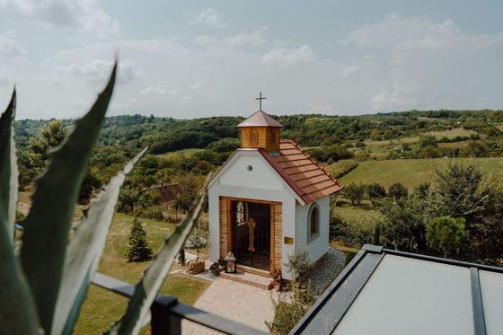 A pincészet szőlőültetvényei és hobbyfarmja Ságvár Marjád Szőlőhegyén (94. kép)
