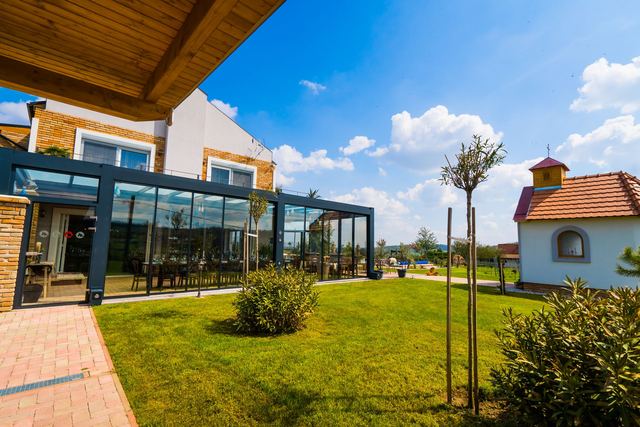 Rendezvényterem terítve családi ünnepre